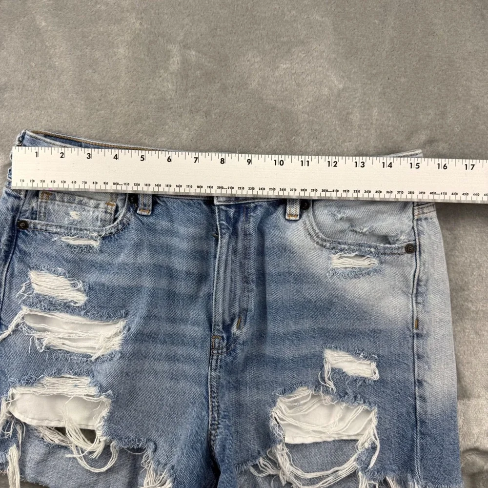 American Eagle Mom Short Distressed Denim Light Wash Size 10 High Rise Frayed - Picture 6 of 14